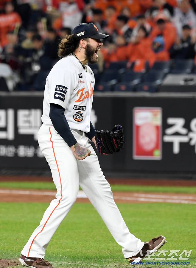 이별일까, LG 우승 세리머니 지켜본 폰세…