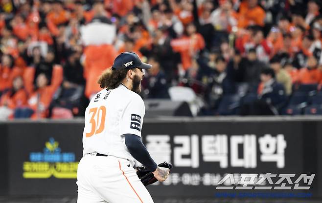 이별일까, LG 우승 세리머니 지켜본 폰세…