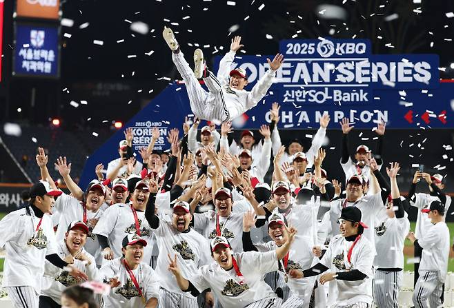 “더 못 던지겠다” 톨허스트에 염경엽 “더 던져달라고 무릎 꿇었다”