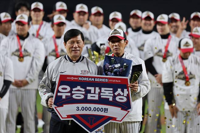 “더 못 던지겠다” 톨허스트에 염경엽 “더 던져달라고 무릎 꿇었다”