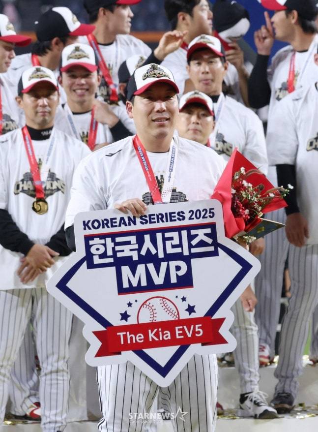 'KS 우승 이끌고 FA' MVP 김현수 의미심장 한마디