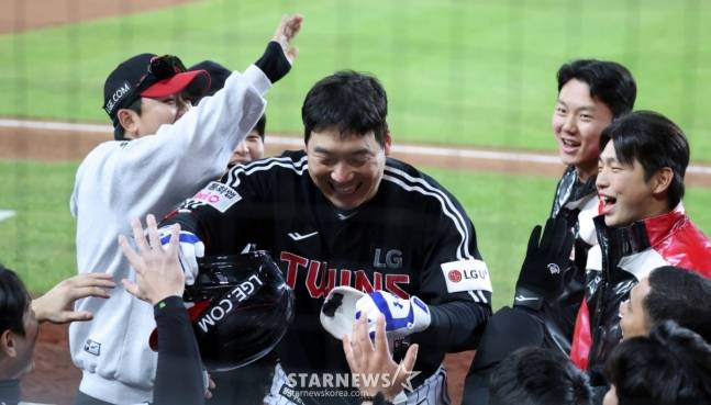 'KS 우승 이끌고 FA' MVP 김현수 의미심장 한마디