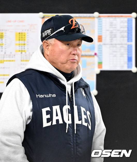 ERA 20.77 김서현 쇼크, ‘준우승’ 김경문은 왜 끝까지 감쌌나 “나중에 팀을 더 좋은 자리에 올려놓을 것” [KS5]