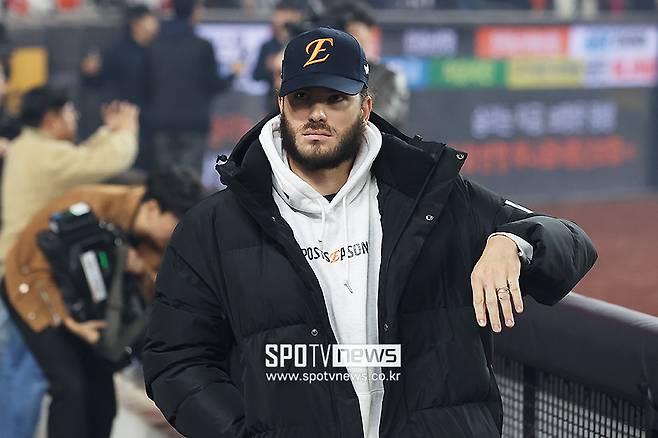 폰세가 ‘이별 시그널’을 보냈다… 대전 마운드 흙 담아 떠났다, 폰세 없이 우승 재도전 가능할까