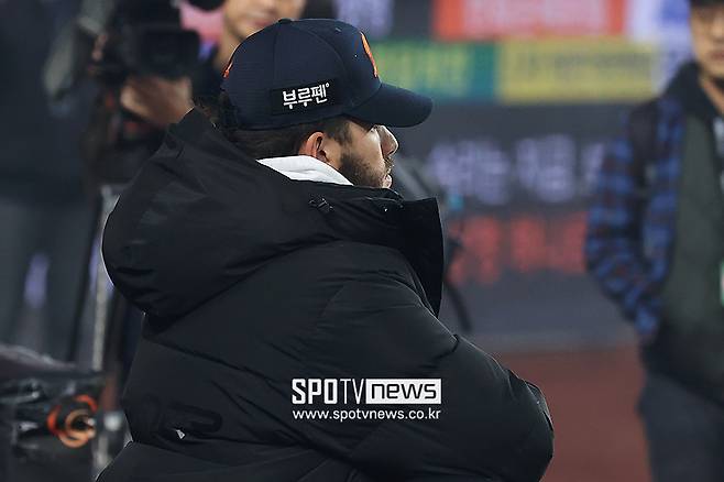 폰세가 ‘이별 시그널’을 보냈다… 대전 마운드 흙 담아 떠났다, 폰세 없이 우승 재도전 가능할까