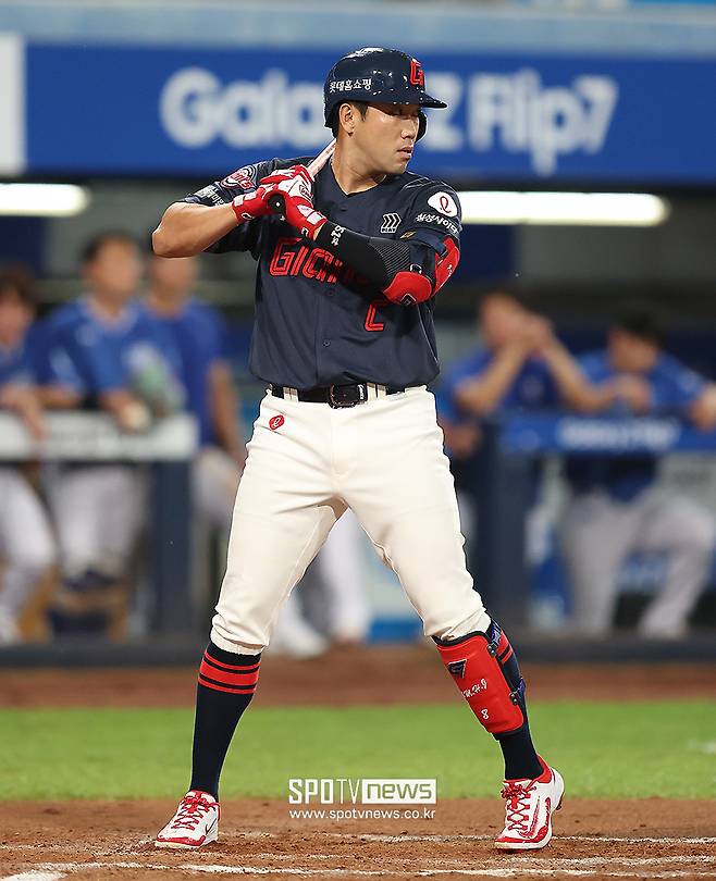 롯데서 평생 뛰는게 죄인가…한솥밥 절친들은 KS행 성공, 2056안타 레전드는 언제 나가보나