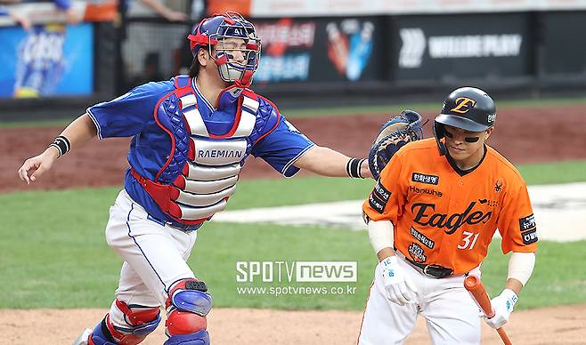 롯데서 평생 뛰는게 죄인가…한솥밥 절친들은 KS행 성공, 2056안타 레전드는 언제 나가보나