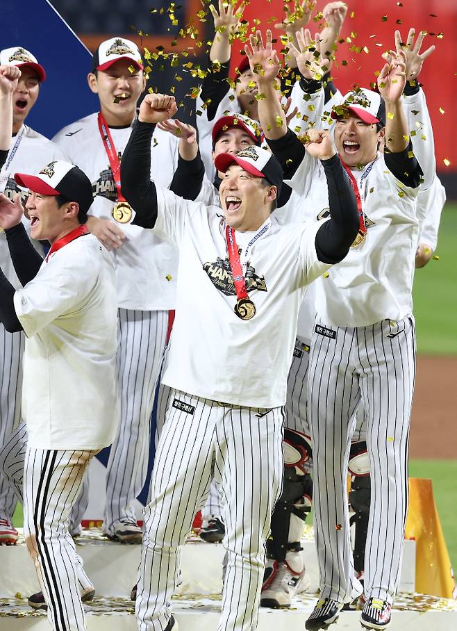 김서현은 17년 전 끝내기 병살타에 울었던 MVP의 소감을 기억해야 한다