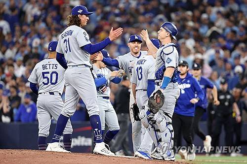 '돌버츠, 갓버츠가 되다' LAD 감독, 신들린 투수기용 7차전 끌고가다 [WS6]