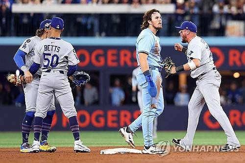 다음날 선발투수, 공 3개로 무사 2,3루 막다… LAD, 기적의 7차전행 [WS 6]