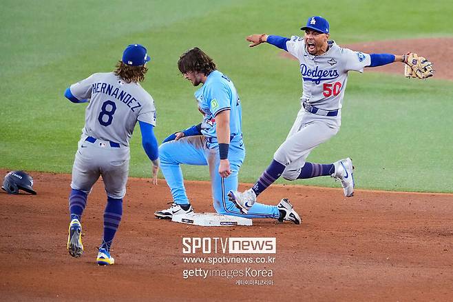 하필 타구가 거기에 꼈을까…토론토 9회말 대역전 드라마 찬스 놓쳤다