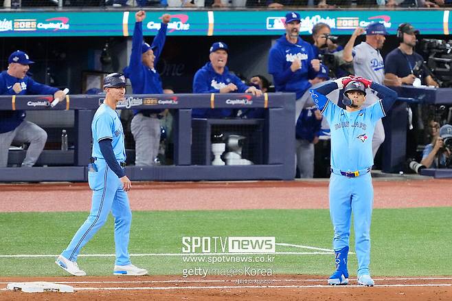 하필 타구가 거기에 꼈을까…토론토 9회말 대역전 드라마 찬스 놓쳤다