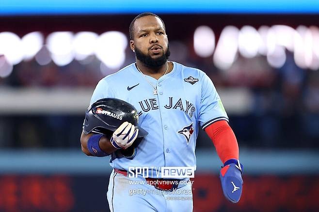 하필 타구가 거기에 꼈을까…토론토 9회말 대역전 드라마 찬스 놓쳤다