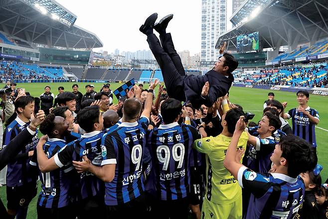 이청용의 ‘감독 저격’ 세리머니 논란, 신태용은 왜 추락했나