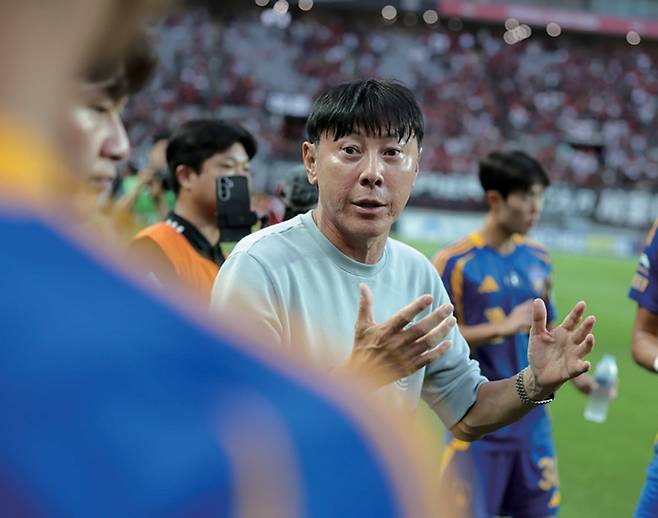 이청용의 ‘감독 저격’ 세리머니 논란, 신태용은 왜 추락했나