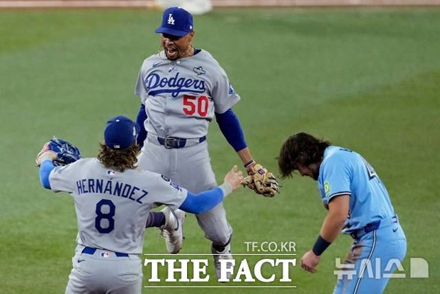 다저스, '단기전은 이런 것'…7차전 선발 투입 '초강수'로 토론토 3-1 격파 [WS 6차전]