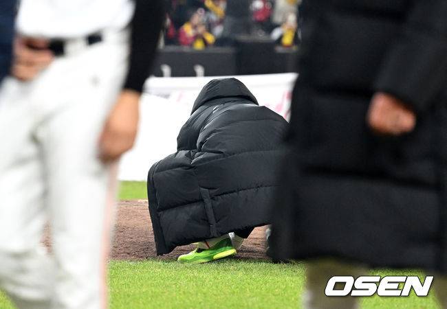 독수리 군단과 이별 암시? 준우승 순간 한 시즌 울고 웃었던 마운드 흙 챙긴 폰세 [이대선의 모멘트]