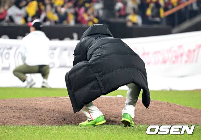 독수리 군단과 이별 암시? 준우승 순간 한 시즌 울고 웃었던 마운드 흙 챙긴 폰세 [이대선의 모멘트]