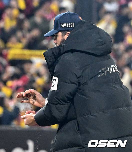 독수리 군단과 이별 암시? 준우승 순간 한 시즌 울고 웃었던 마운드 흙 챙긴 폰세 [이대선의 모멘트]