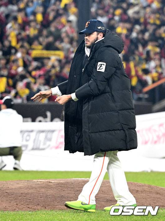 독수리 군단과 이별 암시? 준우승 순간 한 시즌 울고 웃었던 마운드 흙 챙긴 폰세 [이대선의 모멘트]