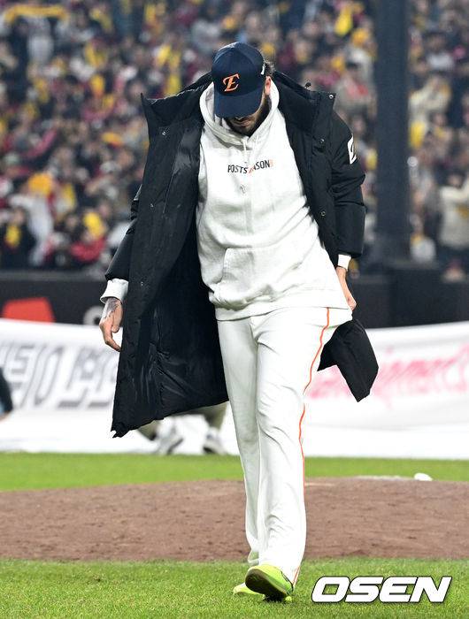 독수리 군단과 이별 암시? 준우승 순간 한 시즌 울고 웃었던 마운드 흙 챙긴 폰세 [이대선의 모멘트]