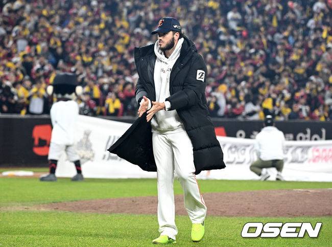 독수리 군단과 이별 암시? 준우승 순간 한 시즌 울고 웃었던 마운드 흙 챙긴 폰세 [이대선의 모멘트]