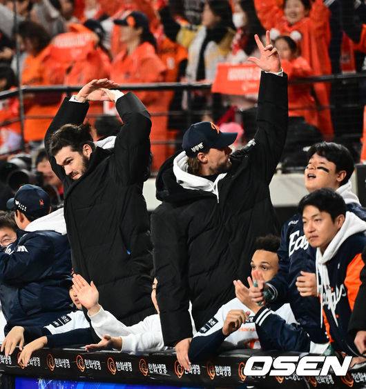 독수리 군단과 이별 암시? 준우승 순간 한 시즌 울고 웃었던 마운드 흙 챙긴 폰세 [이대선의 모멘트]