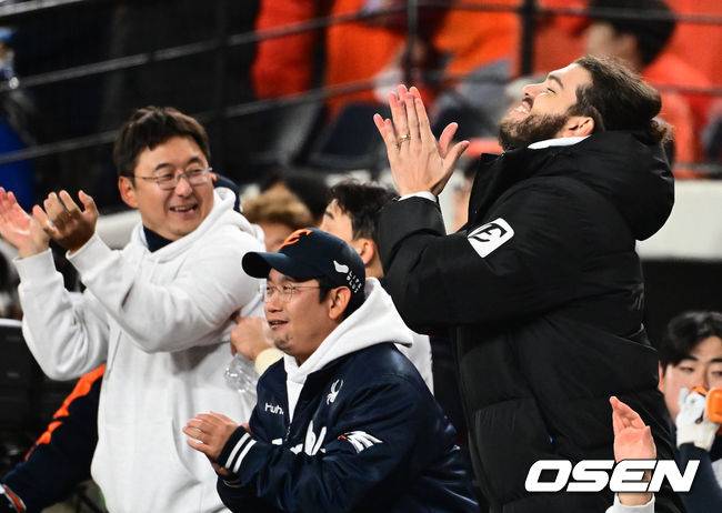 독수리 군단과 이별 암시? 준우승 순간 한 시즌 울고 웃었던 마운드 흙 챙긴 폰세 [이대선의 모멘트]