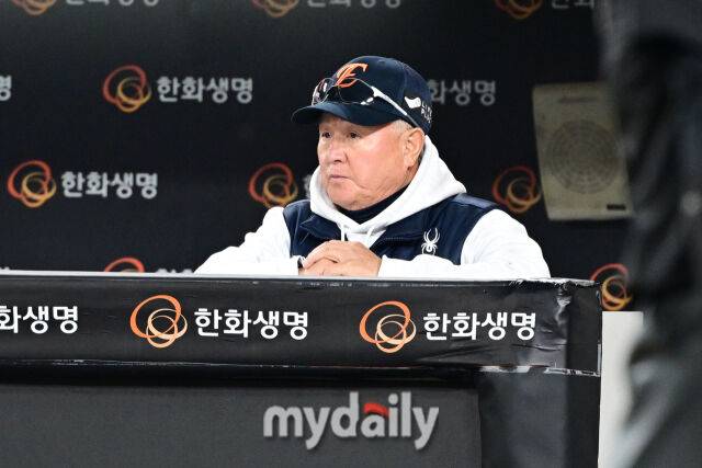 '아쉽다, 한화 준우승' 김경문과 선수단 마지막 미팅, 어떤 말 오갔을까…한화 잘 싸웠다