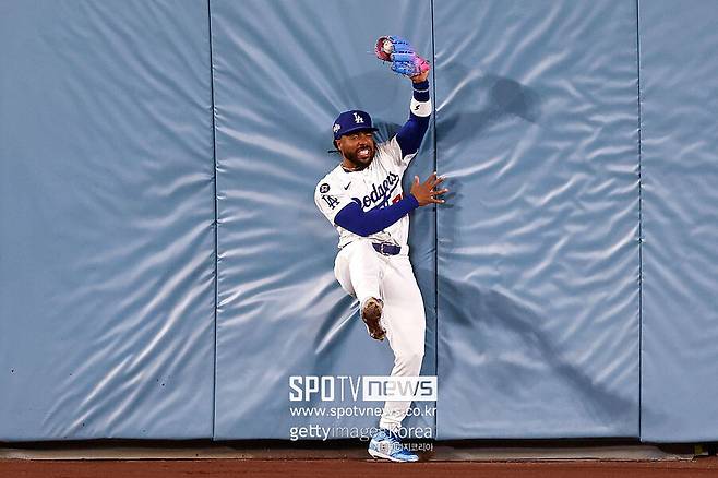 김혜성과 똑같이 0타석인데…다저스 살린 미친 판단, 그는 왜 두팔을 번쩍 들었나