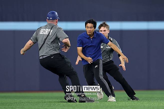티켓값 200만 원 넘는데…'3.9m 담장 뛰어내린' 관중, 성조기 들고 뛰었다