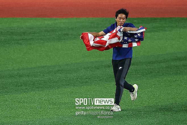 티켓값 200만 원 넘는데…'3.9m 담장 뛰어내린' 관중, 성조기 들고 뛰었다