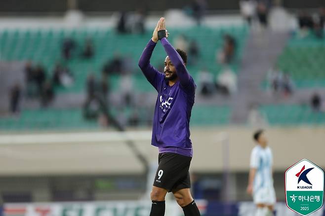 '울산 무너졌다'…안양, 홈에서 3-1 역전승→파이널B 최상단으로+모따·이창용·채현우 연속골 [현장 리뷰]