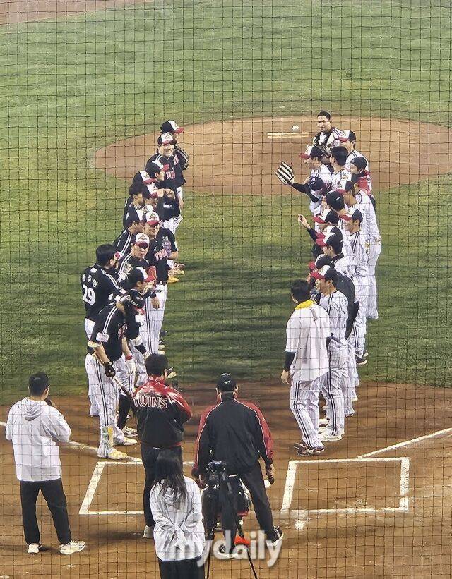 '팬서비스 진심이다' 우승 축하파티서 긴급 청백전 결정, 유격수 임찬규 다이빙캐치→장현식 맹타 '볼거리 많았다' [MD잠실]