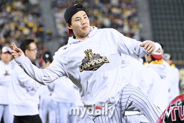 '팬서비스 진심이다' 우승 축하파티서 긴급 청백전 결정, 유격수 임찬규 다이빙캐치→장현식 맹타 '볼거리 많았다' [MD잠실]