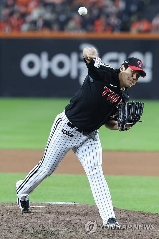 포수 김현수, 타자 김진성 향해 발길질… 몸싸움 펼쳐진 잠실구장[LG V4]