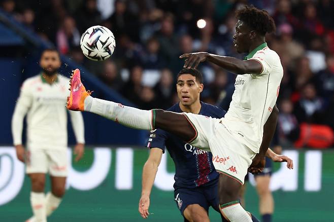 ‘슈퍼 서브’ 이강인, 채찍 코너킥으로 승리 이바지…‘하무스 극장골’ 파리 생제르맹, 니스전 1-0 신승