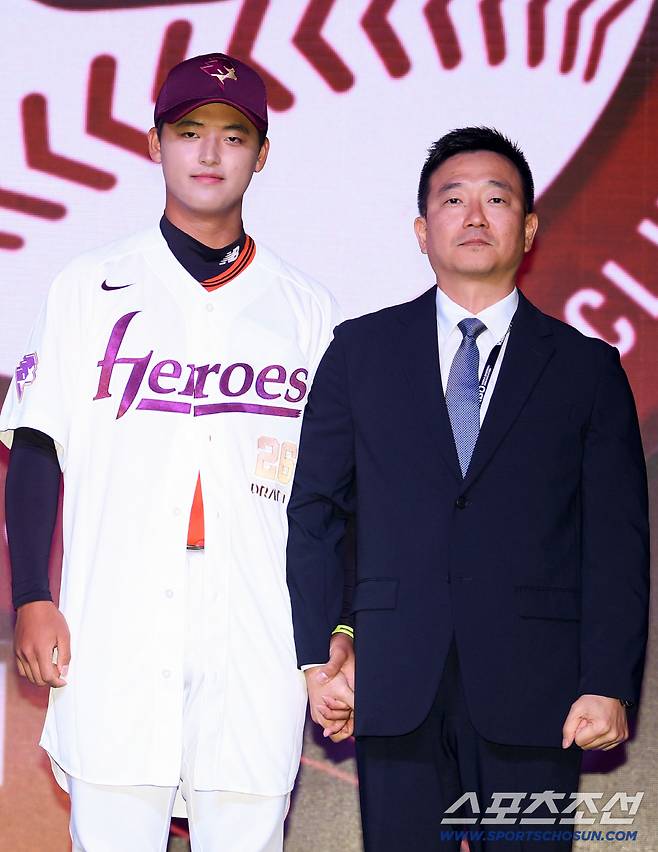 '미스터리' 7억이나 투자해 지명한 157km 초특급 신인, 왜 마무리 캠프 안 데려갈까