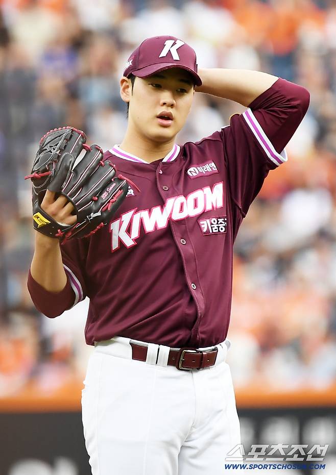 '미스터리' 7억이나 투자해 지명한 157km 초특급 신인, 왜 마무리 캠프 안 데려갈까