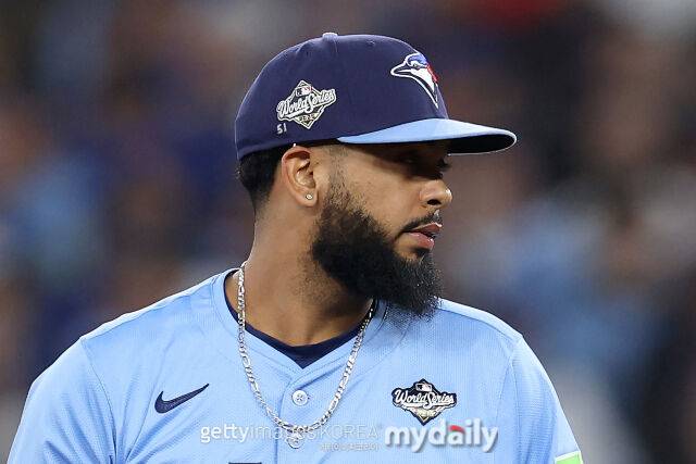 승패를 초월한 야구의 낭만…'TOR' 불펜진이 51번 'LAD' 선수 등번호를 모자에 새긴 이유