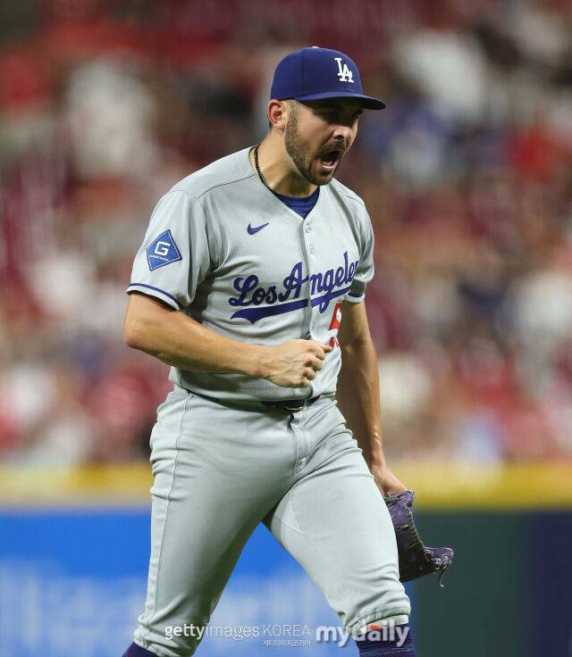 승패를 초월한 야구의 낭만…'TOR' 불펜진이 51번 'LAD' 선수 등번호를 모자에 새긴 이유