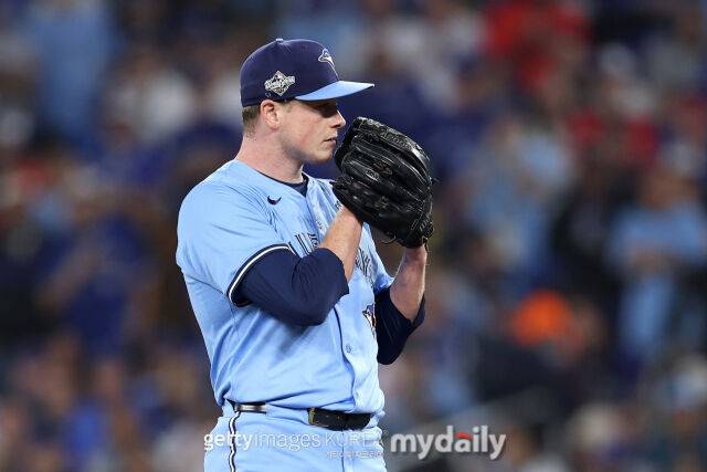 승패를 초월한 야구의 낭만…'TOR' 불펜진이 51번 'LAD' 선수 등번호를 모자에 새긴 이유