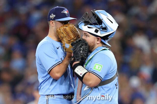 승패를 초월한 야구의 낭만…'TOR' 불펜진이 51번 'LAD' 선수 등번호를 모자에 새긴 이유