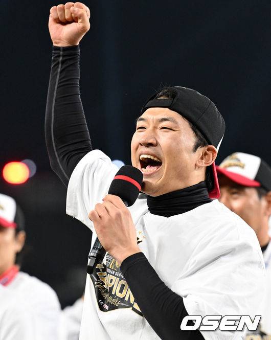 '미친 타격' 문현빈과 '수비 귀신' 박해민, 이제는 같은 팀 동료 “수비 배우고 싶어요” “나도 타격 배우겠다”