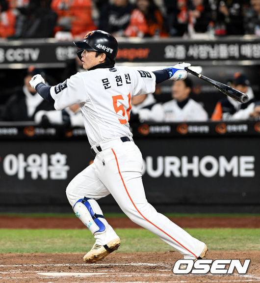 '미친 타격' 문현빈과 '수비 귀신' 박해민, 이제는 같은 팀 동료 “수비 배우고 싶어요” “나도 타격 배우겠다”