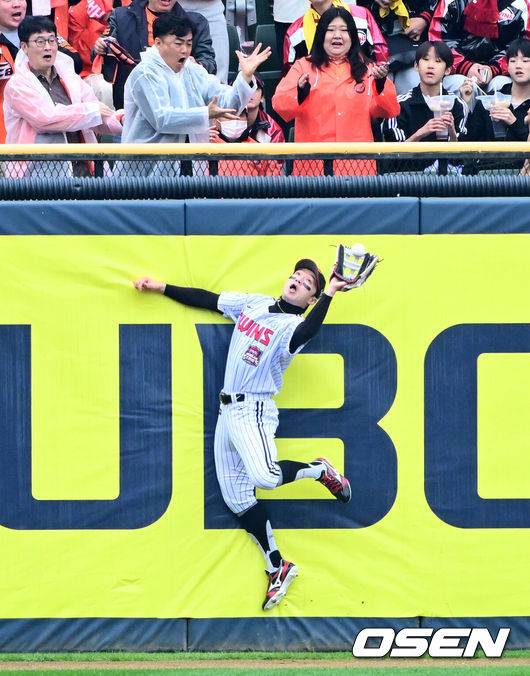 '미친 타격' 문현빈과 '수비 귀신' 박해민, 이제는 같은 팀 동료 “수비 배우고 싶어요” “나도 타격 배우겠다”