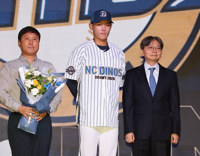 깜짝 전체 2순위, 또 야구계 놀라게 했다…졸업도 안 했는데 프로 대회 결승 5안타, MVP까지