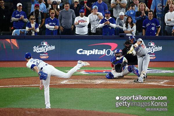 '믿을 수 없는 역사적인 장면' 김혜성 못 나올 수밖에 없었네...경쟁자 로하스, 9회 초 동점 홈런 작렬