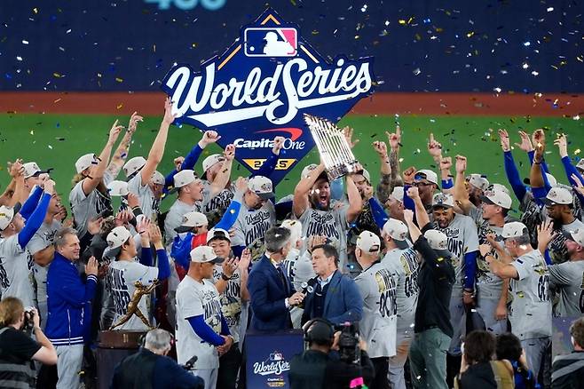 ‘혜성특급’ 김혜성 감격의 월드시리즈 우승 ‘한국인 야수 1호+데뷔 시즌 영광’ 다 잡았다