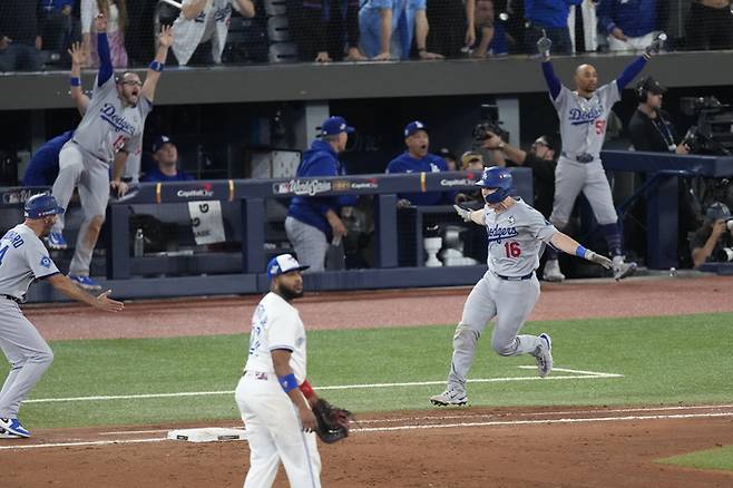 ‘혜성특급’ 김혜성 감격의 월드시리즈 우승 ‘한국인 야수 1호+데뷔 시즌 영광’ 다 잡았다